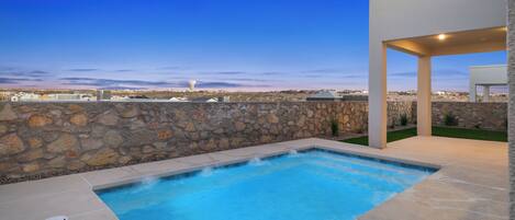 Alberca al aire libre y alberca climatizada