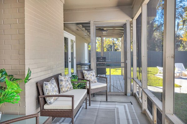 Terrace/patio - Cate Cove: Private Pool • Near Beaches & FLETC (Brunswick)