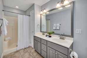 Hair dryer, towels, soap, shampoo - Cate Cove: Private Pool • Near Beaches & FLETC (Brunswick)