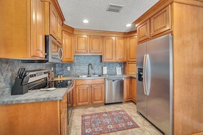 Fridge, microwave, oven, stovetop - Cate Cove: Private Pool • Near Beaches & FLETC (Brunswick)