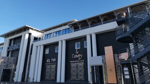 A building with a casino, a restaurant bar lounge, and a big fish sign. - Studio Paradis Le Gosier - Sea view, close to beaches & restaurants (Le Gosier)