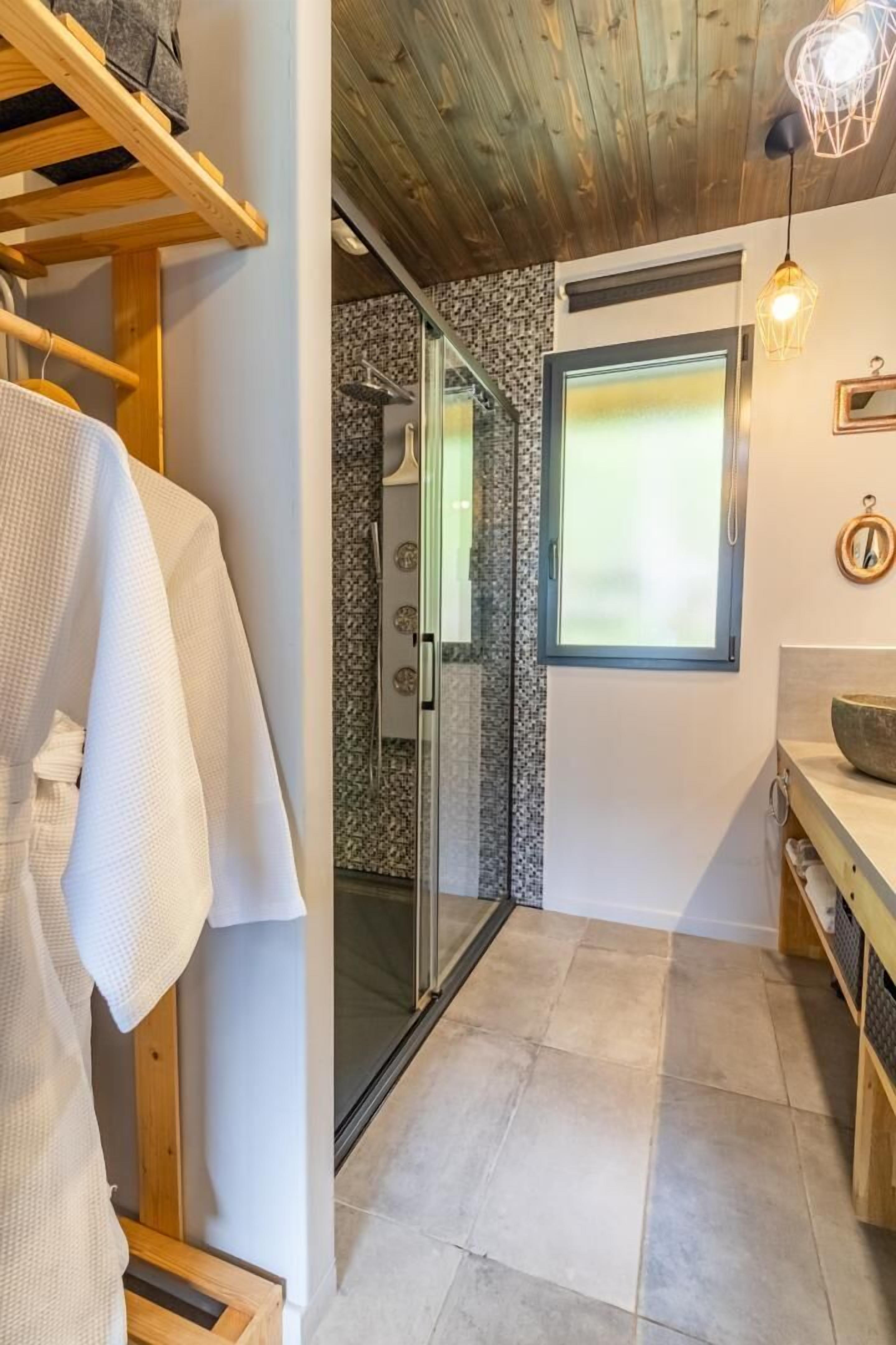 Dusche, Haartrockner, Handtücher