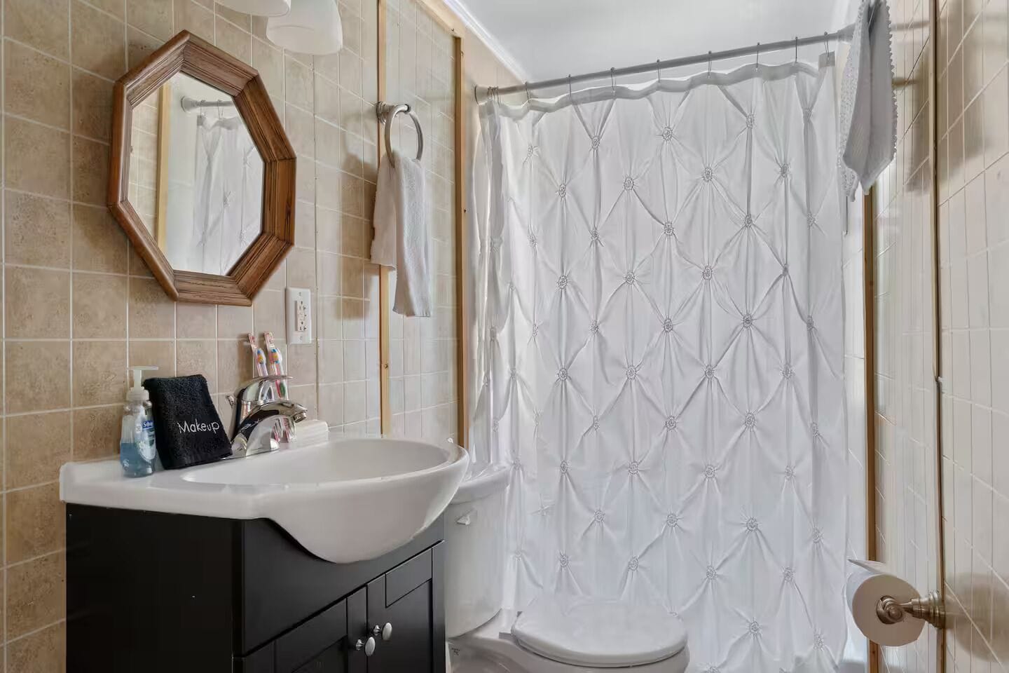 Douche, sèche-cheveux, serviettes fournies, savon