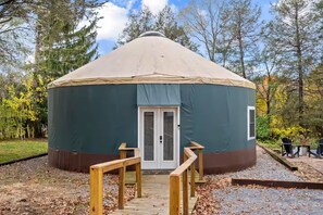 Terrace/patio - Shenandoah Valley Yurt (Stanley)