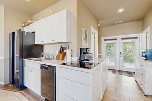 Geladeira, micro-ondas, cooktop, lava-louças