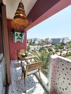 تناول الطعام بالخارج