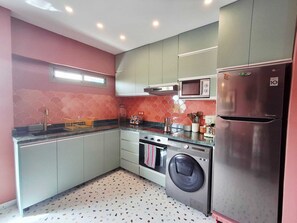 ثلاجة، ميكروويف، فرن، موقد طهي مسطح