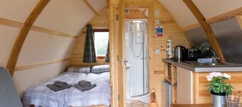 Standardi-Hytti-Oma kylpyhuone suihkulla