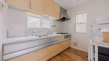 Fridge, microwave, stovetop, cookware/dishes/utensils