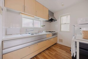 Réfrigérateur, micro-ondes, plaque de cuisson