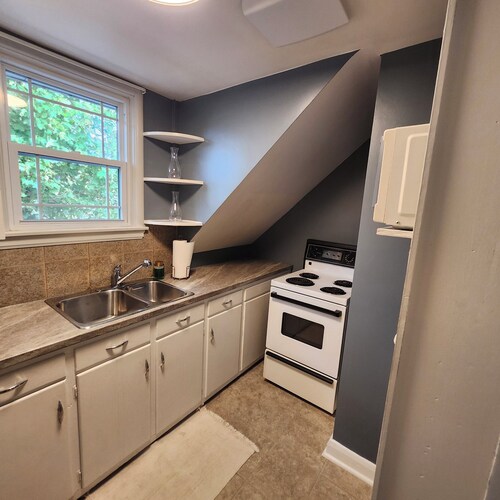 Bright City Centre 2nd Floor Apt. Pet Friendly Long Term Stays Welcome!