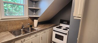 Bright City Centre 2nd Floor Apt. Pet Friendly Long Term Stays Welcome!