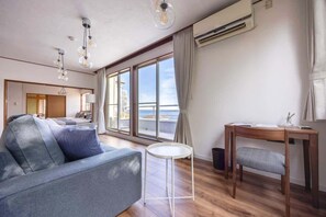 TV, offices - Entire Villa Retreat Ito Orange Beach - Ocean View & Private Onsen. Huno's Hale (Itō)