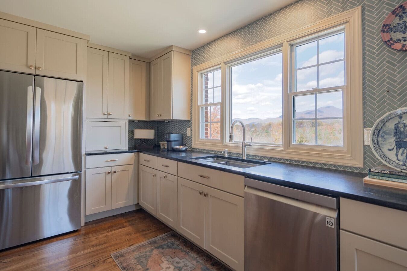 Jääkaappi, mikroaaltouuni, uuni, liesi