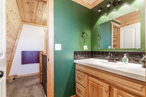 Een douche, een haardroger, handdoeken, zeep