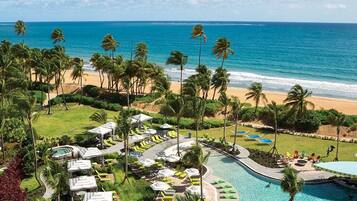 Plage, chaises longues, serviettes de plage