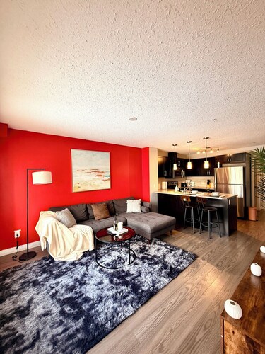 chic Orange Condo*Recreation center/AC