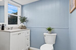 Secador de pelo, toallas, jabón, papel higiénico