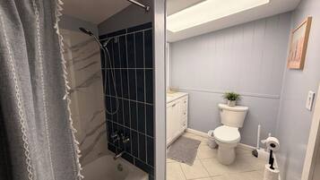 Haartrockner, HandtĂŒcher, Seife, Toilettenpapier