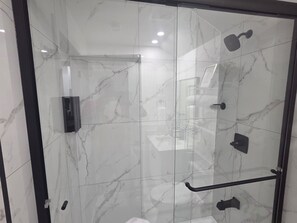 Ducha, secador de pelo, toallas y jabón