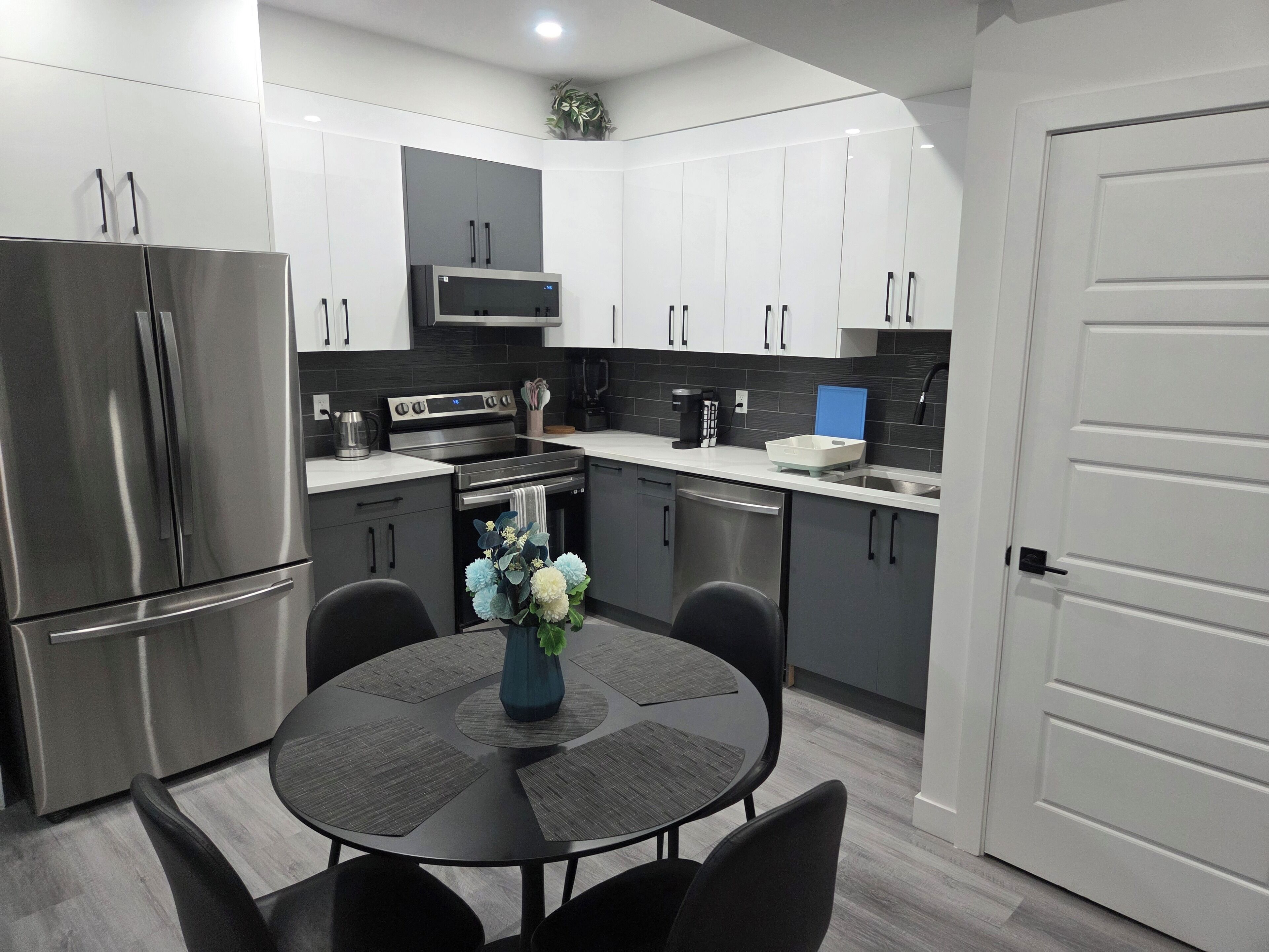 Frigorífic, microones, forn i placa de cuina 