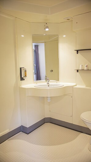 Doccia, asciugamani, sapone, shampoo