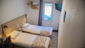 Desk, laptop workspace, free WiFi, wheelchair access - My hotel Bordeaux (Artigues-près-Bordeaux)