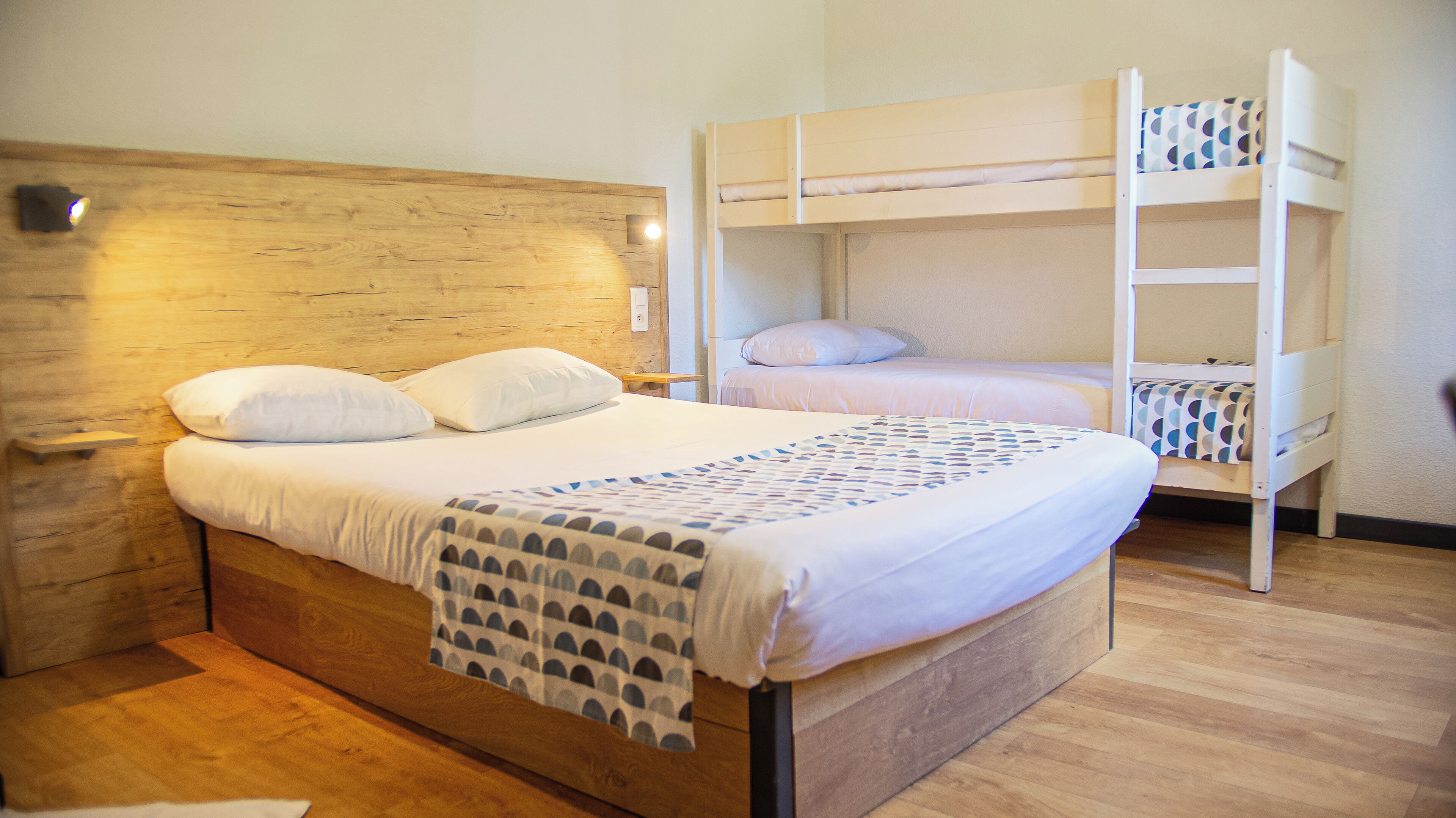 Camera familiare con letto matrimoniale o 2 letti singoli, non fumatori, bagno privato | Una scrivania, postazione laptop, Wi-Fi gratuito