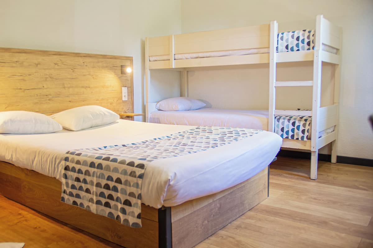 Camera familiare con letto matrimoniale o 2 letti singoli, non fumatori, bagno privato | Una scrivania, postazione laptop, Wi-Fi gratuito