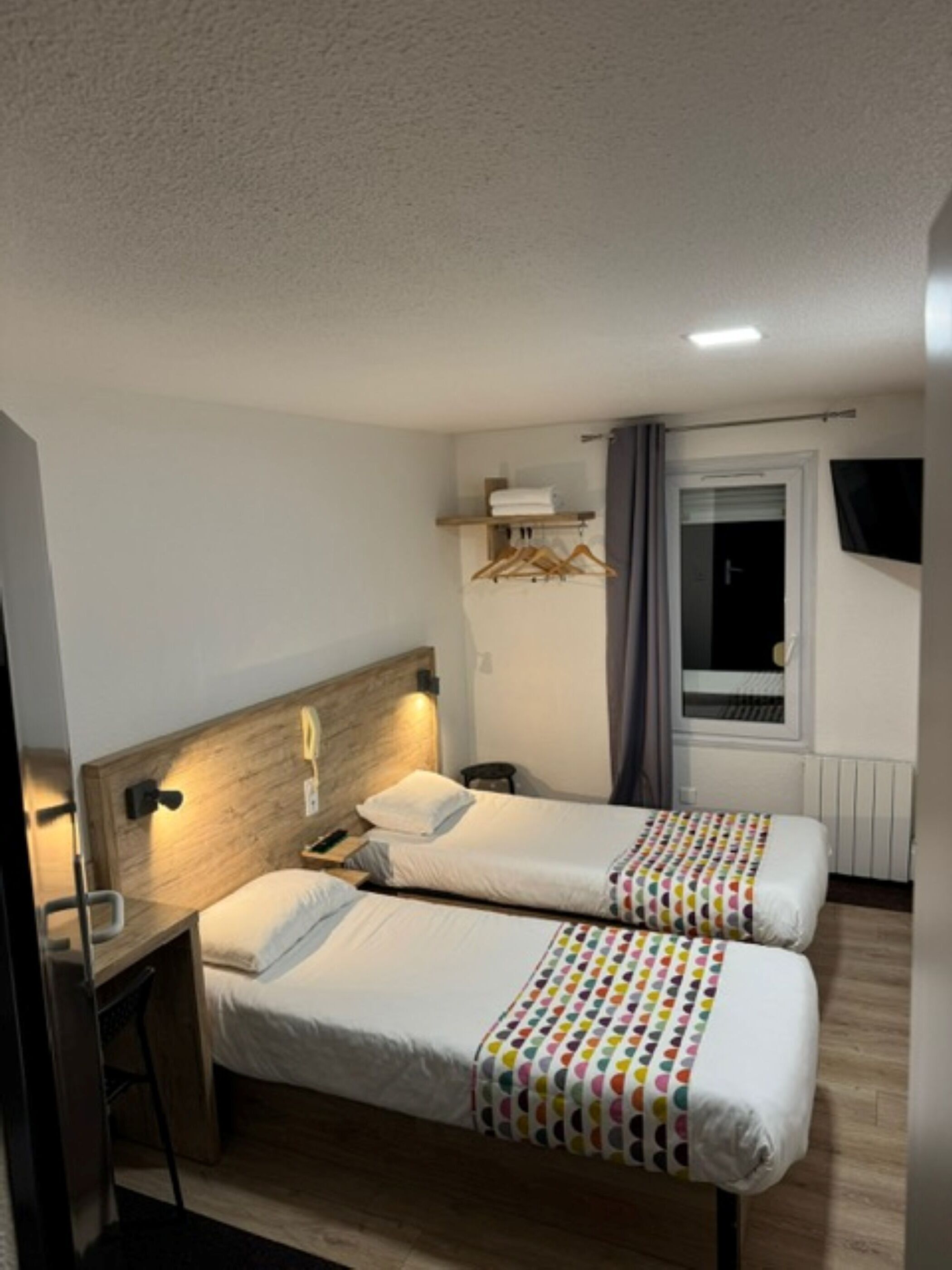 Camera con 2 letti singoli, non fumatori, bagno privato | Una scrivania, postazione laptop, Wi-Fi gratuito