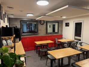 Dagelijks continentaal ontbijt (EUR 6.50 per persoon)