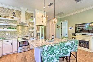 Oven, stovetop, dishwasher, cookware/dishes/utensils - Chic Holmes Beach #A Private Pool (Holmes Beach)