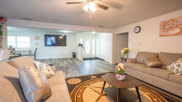 Een smart-tv en een kantoor