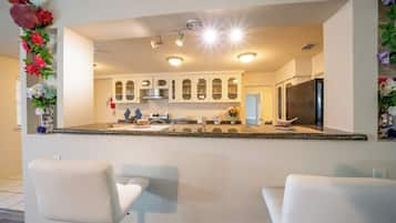 Een koelkast, een magnetron, een oven, een kookplaat