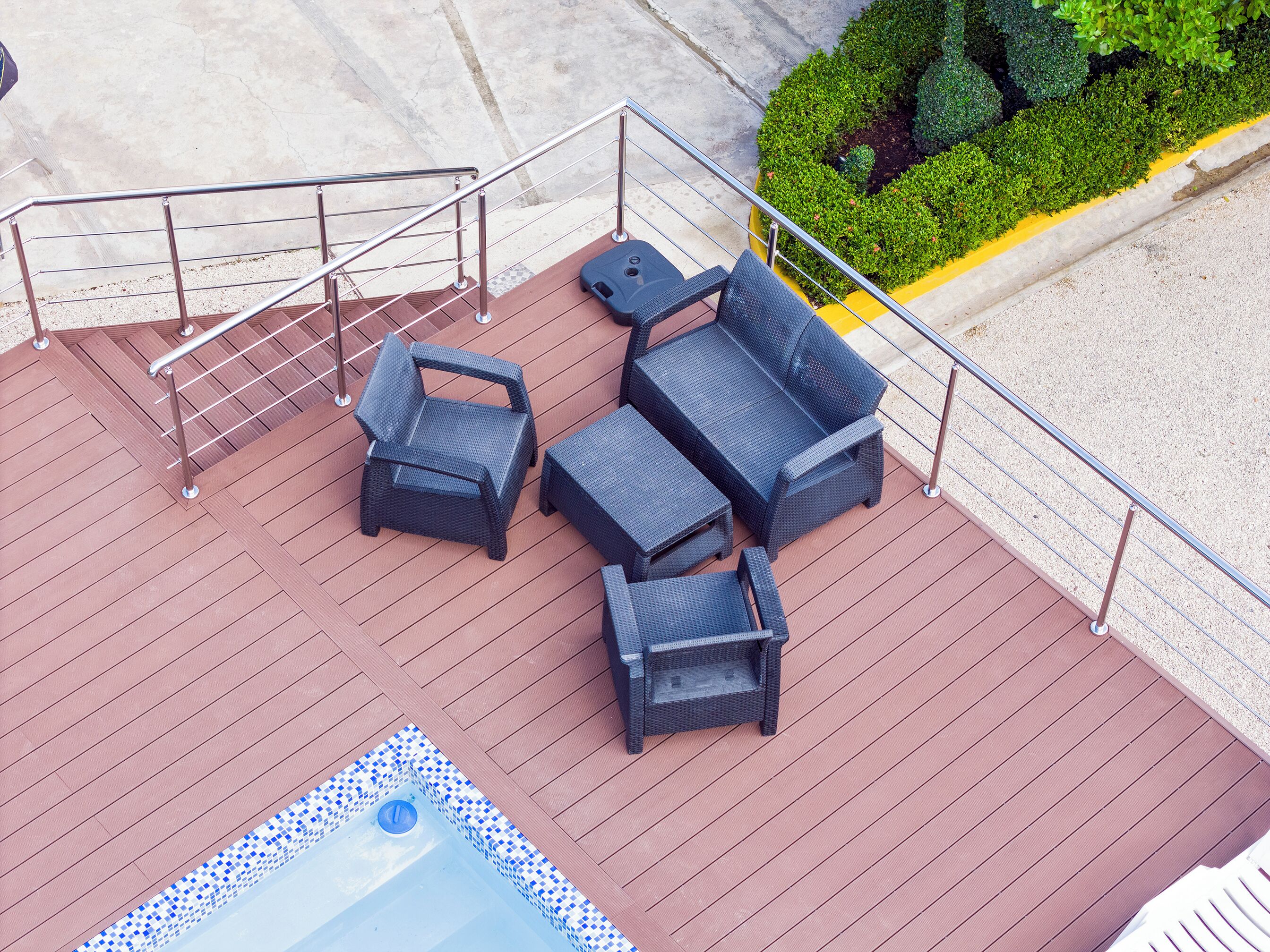 Una terraza con mobiliario exterior y un jacuzzi.