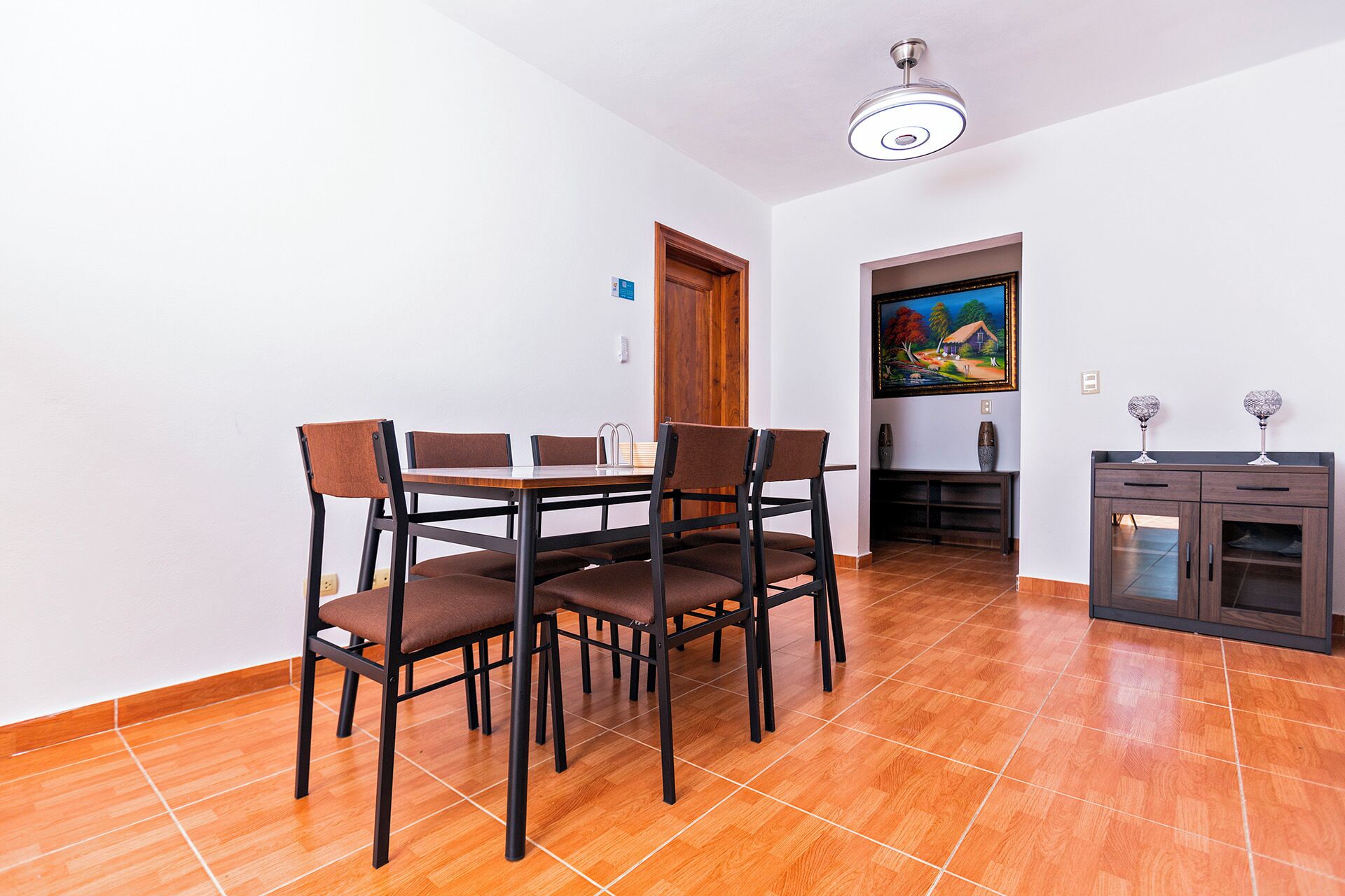 スーペリア アパートメント 3 ベッドルーム キッチン コートヤードビュー | ダイニングルーム