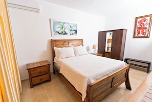 Egyptian cotton sheets, premium bedding, Select Comfort beds, free WiFi