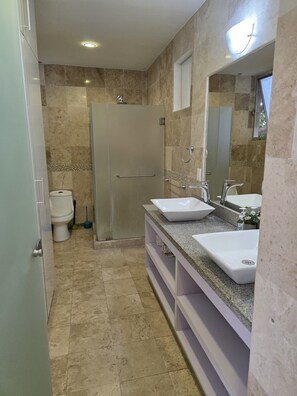 Shower, hair dryer, towels, soap - Very nice suite in a great location, with all the comforts of home (Playa del Carmen)