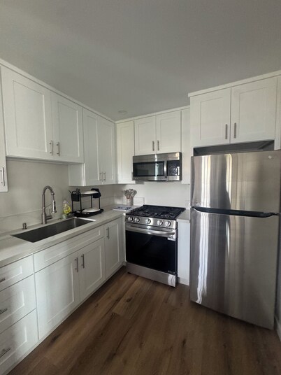 The Wilton Hideaway – LA’s Modern & Chic Comfortable 2 bedroom apartment!