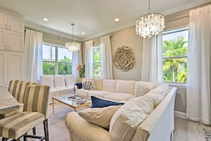 TV - Chic Holmes Beach #B Private Pool (Holmes Beach)