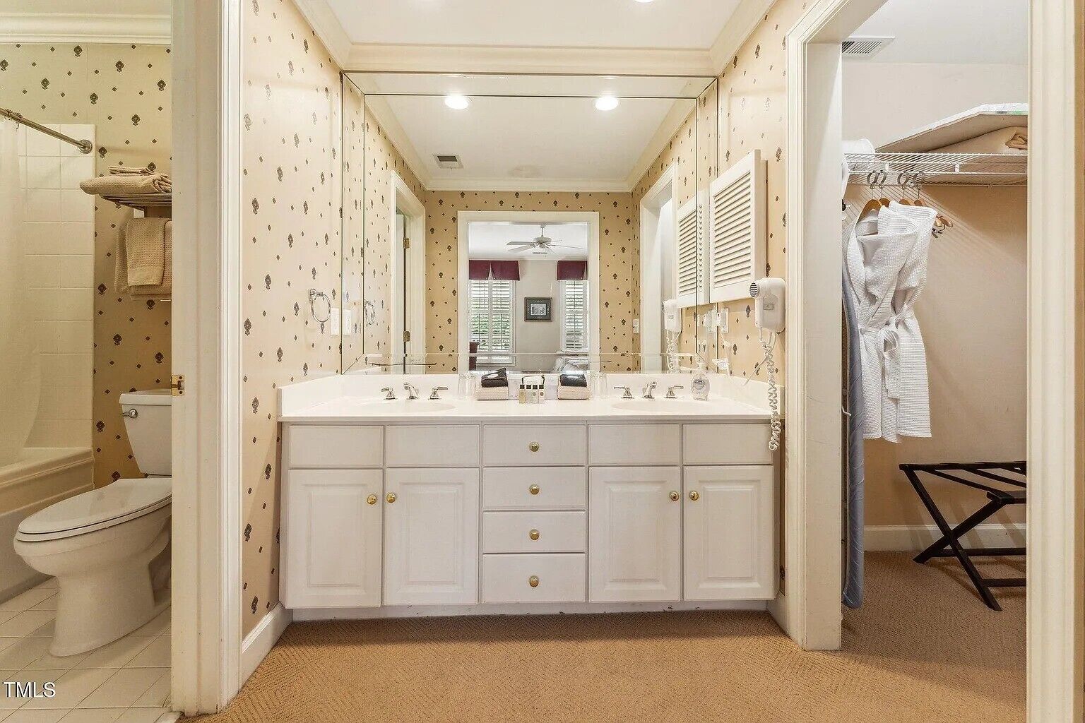 吹风机、毛巾、肥皂、卫生纸