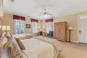 1 habitación, tabla de planchar con plancha y ropa de cama 