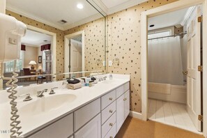 Haartrockner, Handtücher, Seife, Toilettenpapier