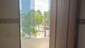En dörröppning som leder ut till en balkong med utsikt över ett bostadsområde.