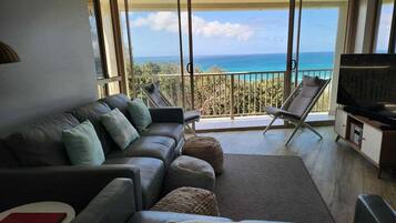 Fernseher, Tischtennisplatte, Bücher