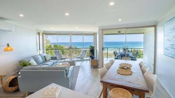 Télévision, table de tennis de table, livres