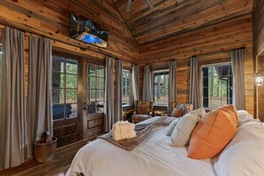 1 bedroom, iron/ironing board, free WiFi, bed sheets - HotTub • Fireplace • Pet‑Friendly • Sauna w King (Broken Bow)