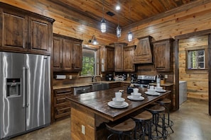 Coffee/tea maker, fridge, microwave, oven - NEW Hot tub Sauna King • Fireplace • Pet‑Friendly (Broken Bow)