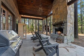 Outdoor dining - HotTub • Fireplace • Pet‑Friendly • Sauna w King (Broken Bow)