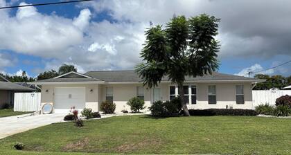 Beach and Mets in minutes
Cozy studio with private entrance and private bathroom